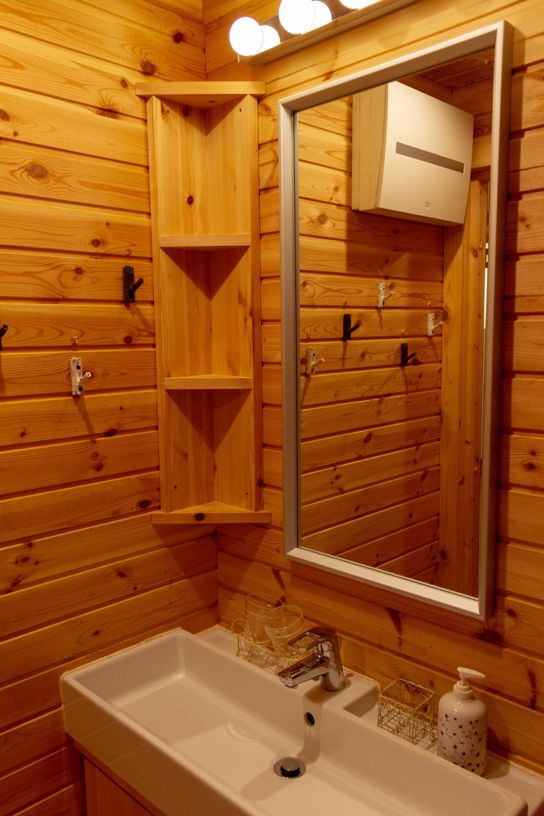 ゲストハウスティータイム｜山梨県・山中湖・忍野｜コテージブロー洗面所1