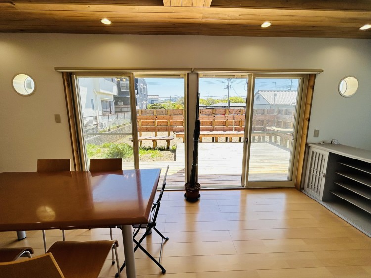 千葉県 館山・南房総のコテージ｜K’sVillage平砂浦ハウスSの写真：２０畳のリビングと広々ウッドデッキ♬