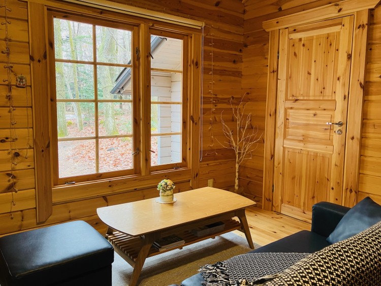 群馬県 北軽井沢・嬬恋・万座のコテージ｜MORIKOYA -CHALET- 北軽井沢の写真：リビングの窓から四季折々の景色を眺める