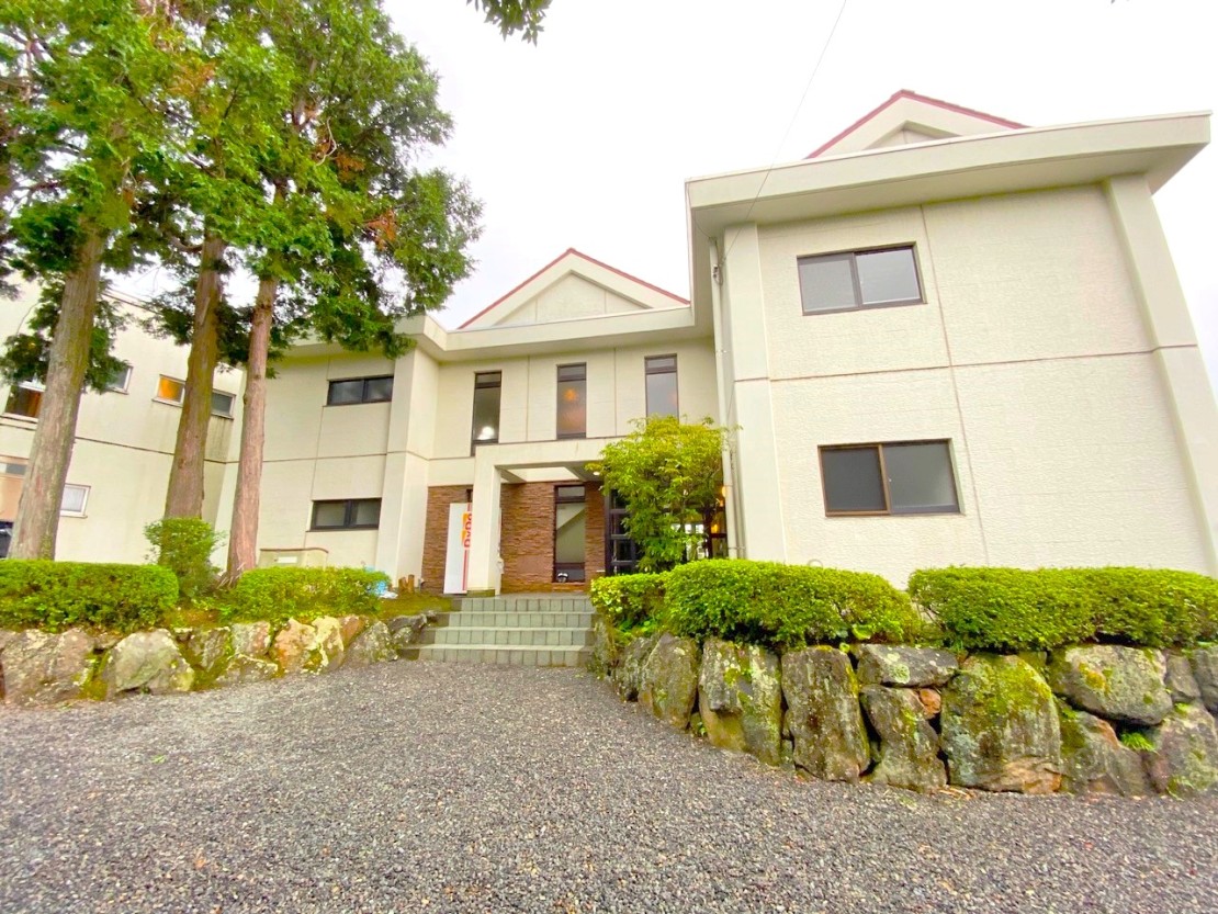 ドリームプラザ伊豆｜静岡県・伊東・宇佐美・川奈｜大型コテージ
専用駐車場８台以上🚙