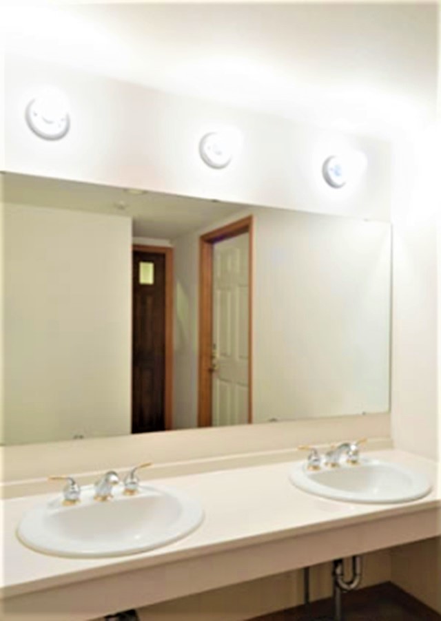 大型コテージ　ポニーテール｜静岡県・伊豆高原｜パウダールーム　お手洗いは各階にございます。