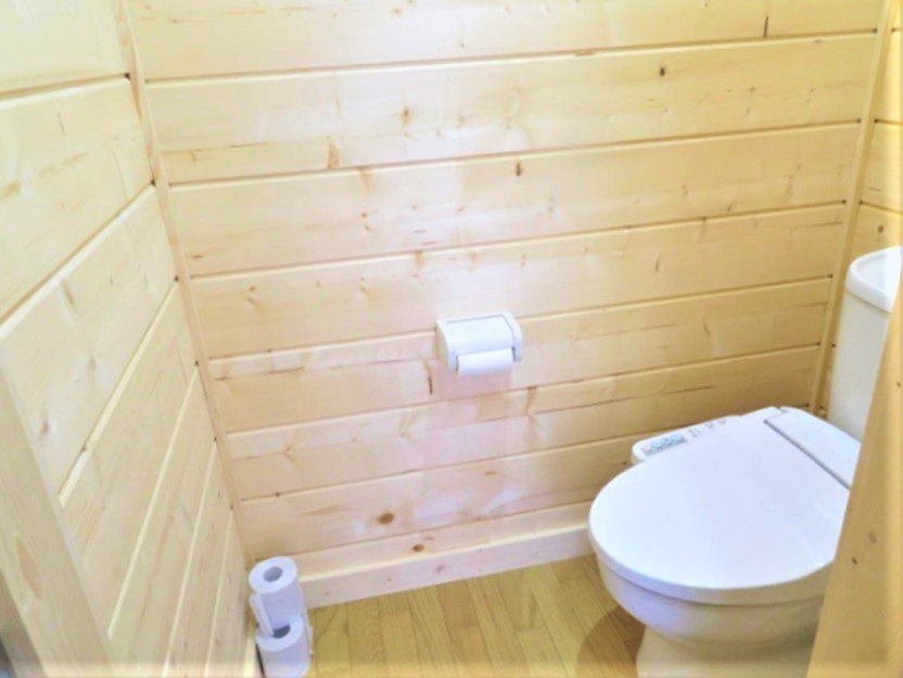3棟のログハウス　伊豆フリージアログビレッジ｜静岡県・中伊豆｜トイレ