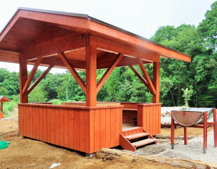 3棟のログハウス　伊豆フリージアログビレッジ｜静岡県・中伊豆｜各棟に屋根付きのBBQデッキ