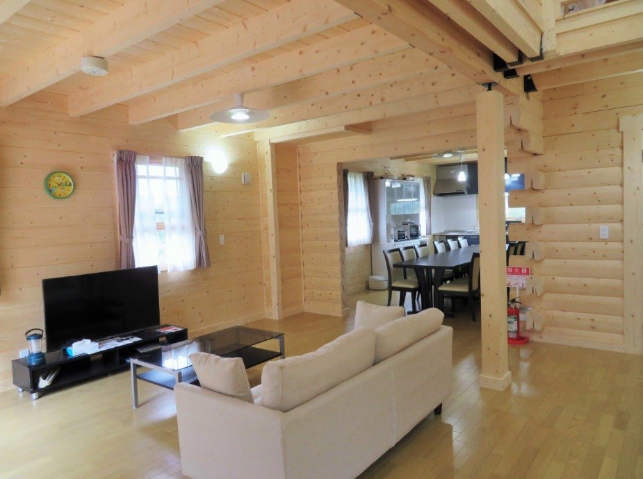 3棟のログハウス　伊豆フリージアログビレッジ｜静岡県・中伊豆｜リビング