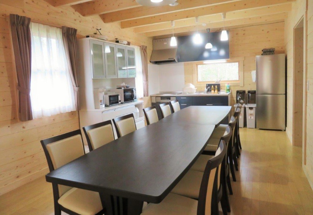 3棟のログハウス　伊豆フリージアログビレッジ｜静岡県・中伊豆｜ダイニング