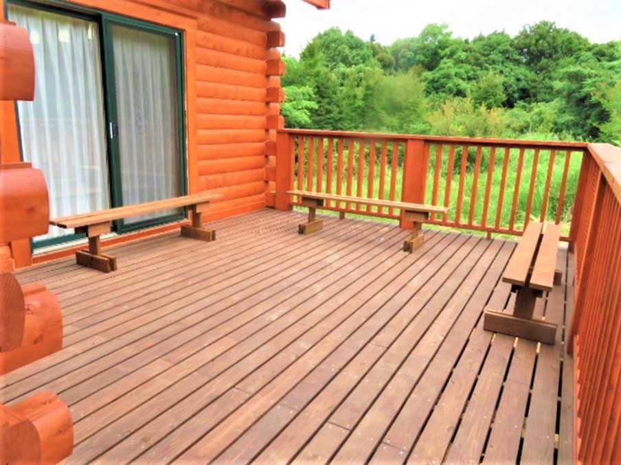 3棟のログハウス　伊豆フリージアログビレッジ｜静岡県・中伊豆｜ウッドデッキ