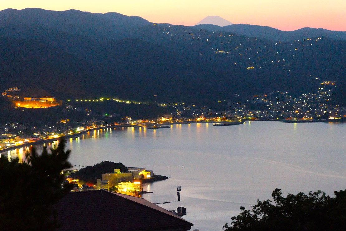 トップビュー熱海｜静岡県・熱海｜リビングからの眺望※熱海海上花火大会をご覧いただけます。