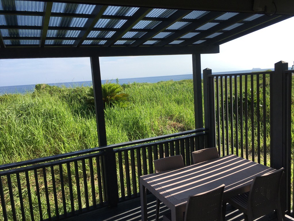 千葉県 館山・南房総のコテージ｜シーサイドガーデン　DAYOFFの写真：海一望のコテージ専用ウッドデッキ。プラーベートBBQをお楽しみください。屋根もついていますので雨天でも大丈夫！