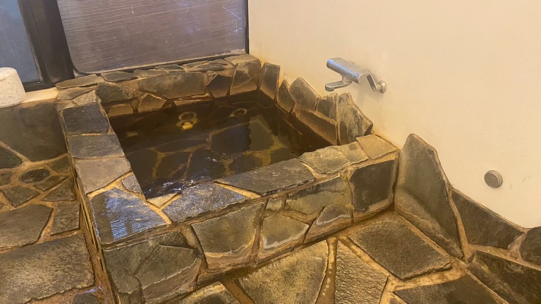 シーサイドガーデン　DAYOFF｜千葉県・館山・南房総｜ペンション棟内にある24時間ご利用可能な岩風呂。もちろん無料です。