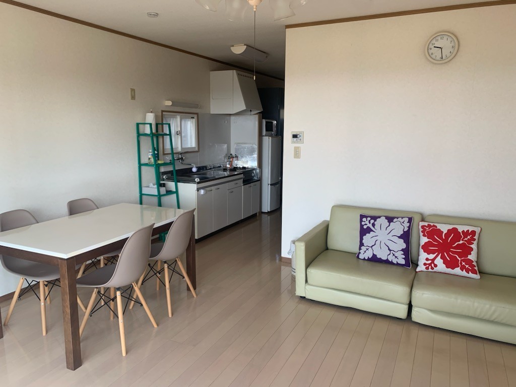 シーサイドガーデン　DAYOFF｜千葉県・館山・南房総｜14畳リビングルーム。キングサイズソファベッドをご利用ください。