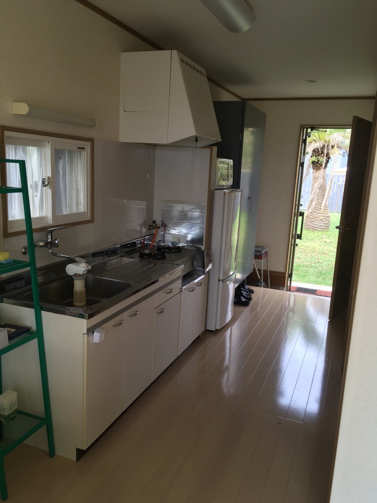 シーサイドガーデン　DAYOFF｜千葉県・館山・南房総｜コテージ玄関から、クローゼット、冷蔵庫、キッチンが設置されています。