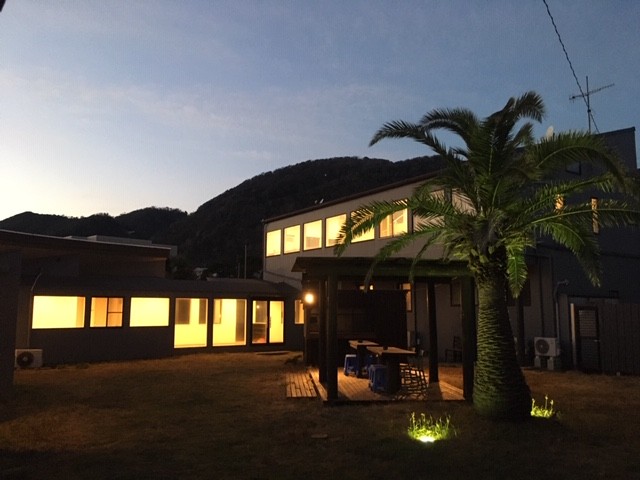 シーサイドガーデン　DAYOFF｜千葉県・館山・南房総｜ペンション「DAYOF」中庭から見た外観。