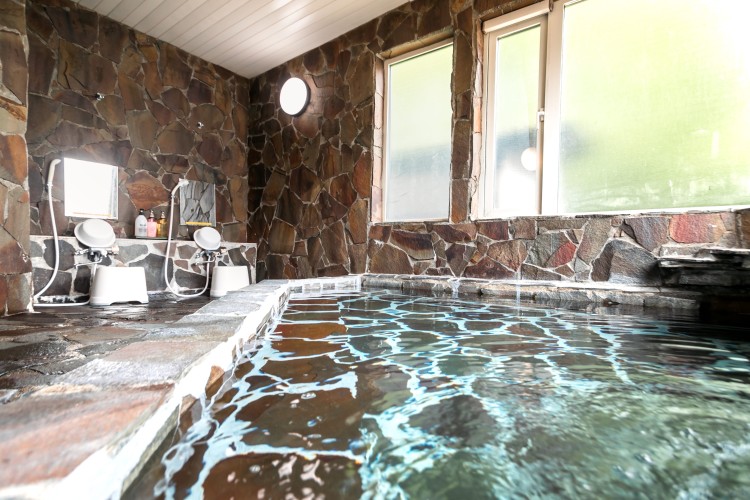 栃木県 那須・板室のコテージ｜デュエットリゾートHana那須バリの写真：麦飯石の温泉