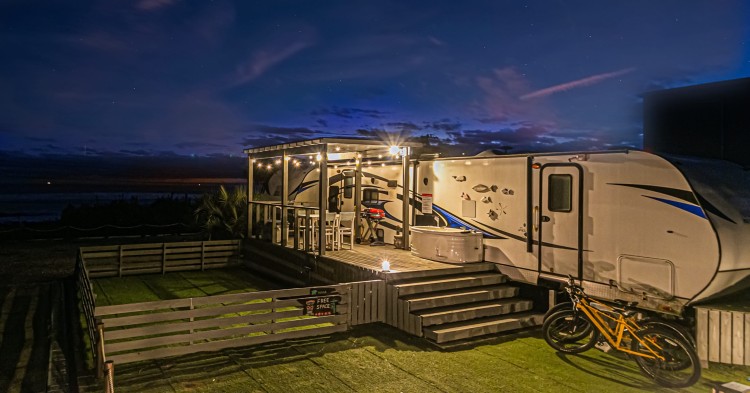 千葉県 館山・南房総のコテージ｜BINGE TRAILER NAIAの写真：海辺の夜