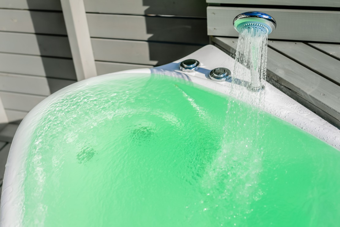 BINGE TRAILER FROG｜千葉県・館山・南房総｜コンパクトながらジャグジーも