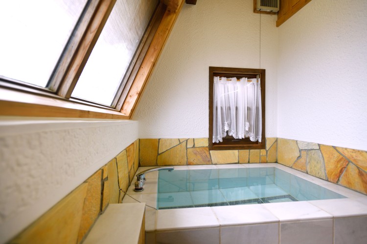 群馬県 北軽井沢・嬬恋・万座のコテージ｜高原の貸別荘　くるみテラスの写真：大理石風呂