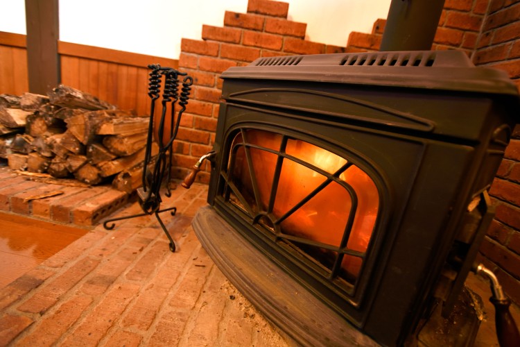 群馬県 北軽井沢・嬬恋・万座のコテージ｜高原の貸別荘　くるみテラスの写真：薪ストーブでほっこり