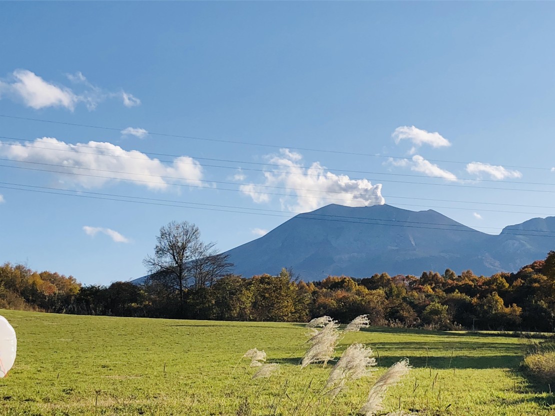 高原の貸別荘　くるみテラス｜群馬県・北軽井沢・嬬恋・万座｜目の前の草原と浅間山