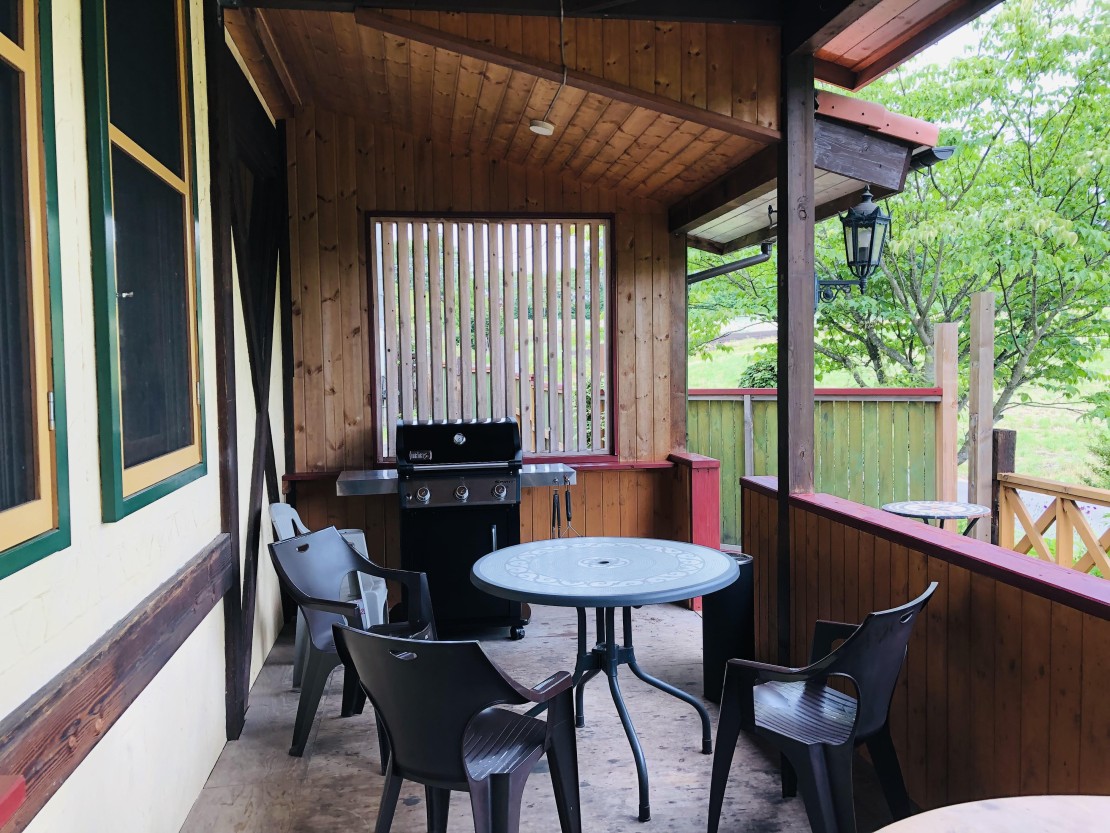 高原の貸別荘　くるみテラス｜群馬県・北軽井沢・嬬恋・万座｜屋根付きBBQテラスは広々15畳