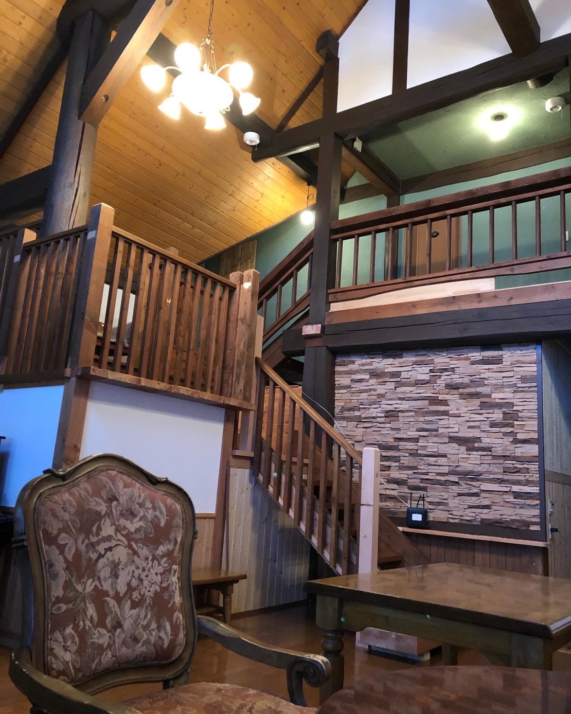 高原の貸別荘　くるみテラス｜群馬県・北軽井沢・嬬恋・万座｜階段アプローチ