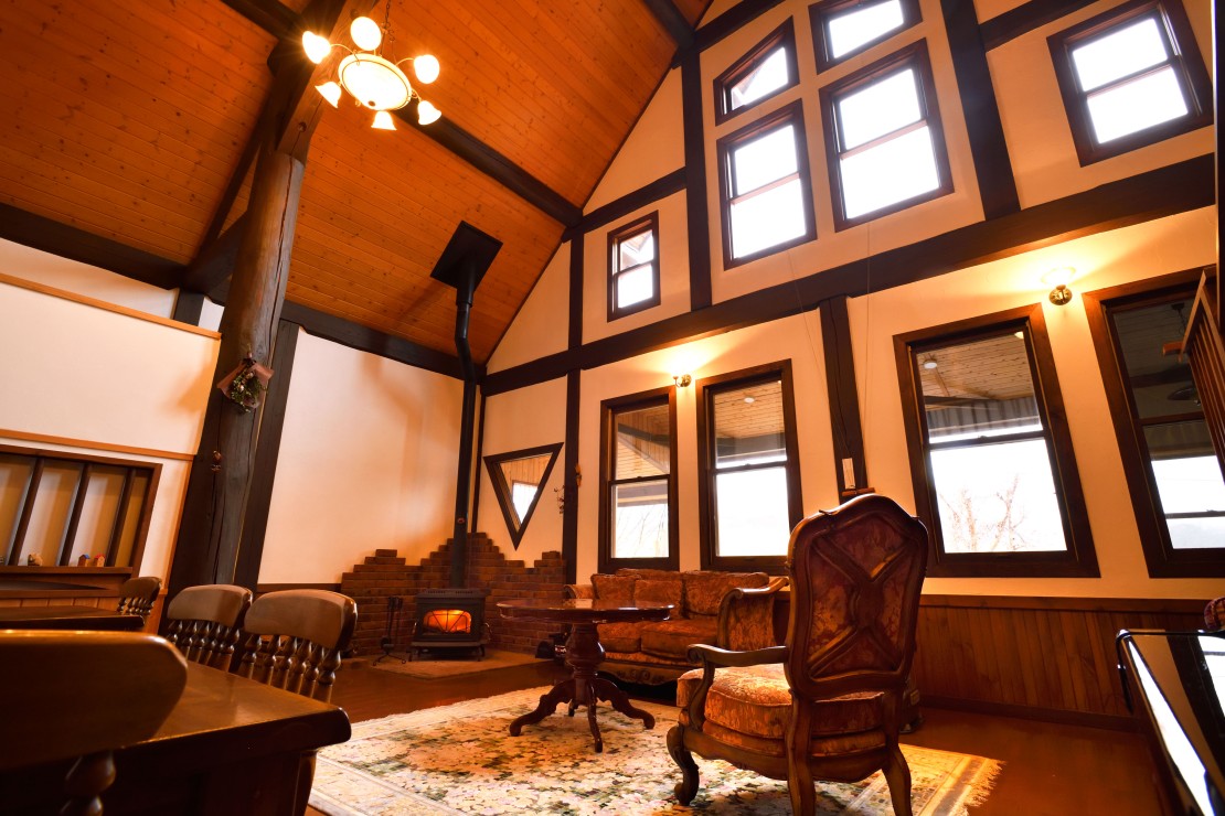 高原の貸別荘　くるみテラス｜群馬県・北軽井沢・嬬恋・万座｜25畳の吹き抜けリビングダイニング