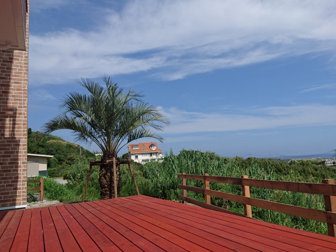 千葉県 館山・南房総のコテージ｜ロッジBu-chi（ロッジブーチ）の写真：１階デッキに座ると最高です。