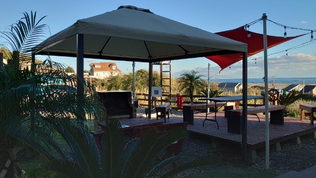 ロッジBu-chi（ロッジブーチ）｜千葉県・館山・南房総｜BBQ小雨ならしのげます。
コンロのある半分のスペースに屋根なので、大人数では無理かな～。