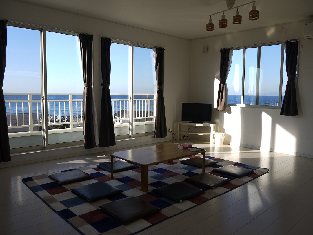 ロッジBu-chi（ロッジブーチ）｜千葉県・館山・南房総｜２階のお部屋は１７畳、のびのびできます！