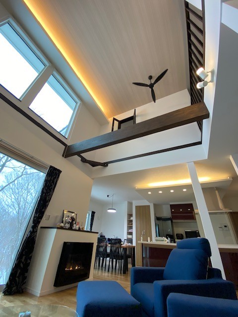 栃木県 那須・板室のコテージ｜那須サウンドヴィラの写真：吹き抜けで暖炉のある広いリビングダイニング