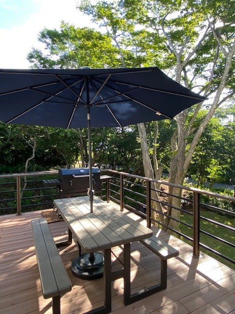 栃木県 那須・板室のコテージ｜那須サウンドヴィラの写真：600坪の敷地のウッドデッキでバーベキュー