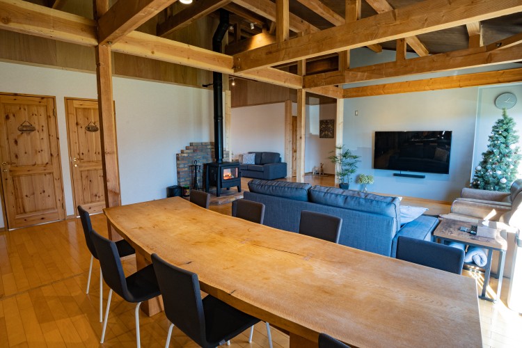 山梨県 八ヶ岳・清里・小淵沢・大泉のコテージ｜TETBURY COTTAGEの写真：広々としたリビングダイニング