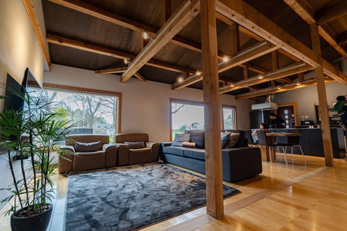 山梨県 八ヶ岳・清里・小淵沢・大泉のコテージ｜TETBURY COTTAGEの写真：広々としたリビングダイニング