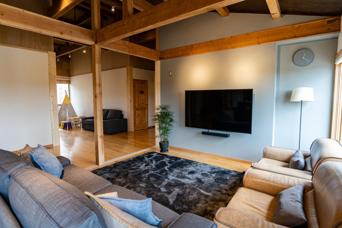 TETBURY COTTAGE｜山梨県・八ヶ岳・清里・小淵沢・大泉｜SONY65型TV、BOSEサウンドバー