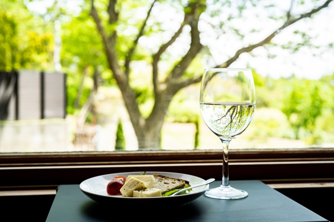 TETBURY COTTAGE｜山梨県・八ヶ岳・清里・小淵沢・大泉｜大きな窓から見えるお庭