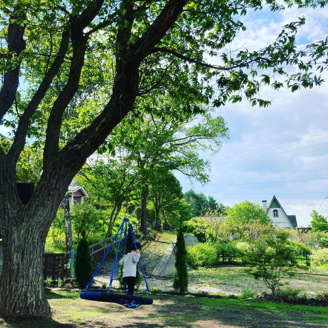 TETBURY COTTAGE｜山梨県・八ヶ岳・清里・小淵沢・大泉｜いつも大人気のお庭の栗の木ブランコ