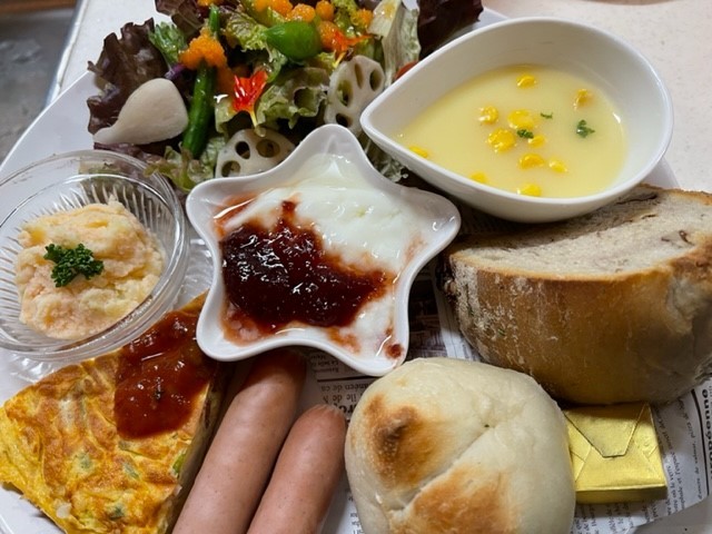 癒しの森スターヒルズ　スタンダードログハウス｜静岡県・中伊豆｜敷地内に宿泊者専用のカフェがあります。予約制でモーニングがご利用可能です。