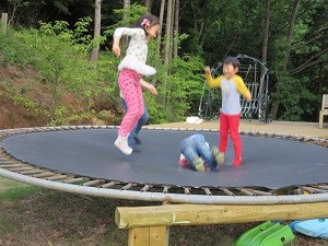 癒しの森スターヒルズ　スタンダードログハウス｜静岡県・中伊豆｜敷地内に特大トランポリン・芝スキーで大人も子供も大はしゃぎ