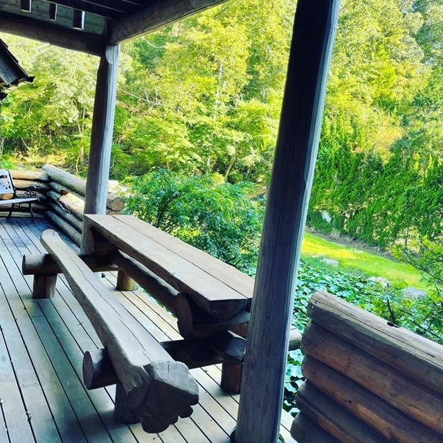 癒しの森スターヒルズ　スタンダードログハウス｜静岡県・中伊豆｜テラスでのティータイムもおすすめ