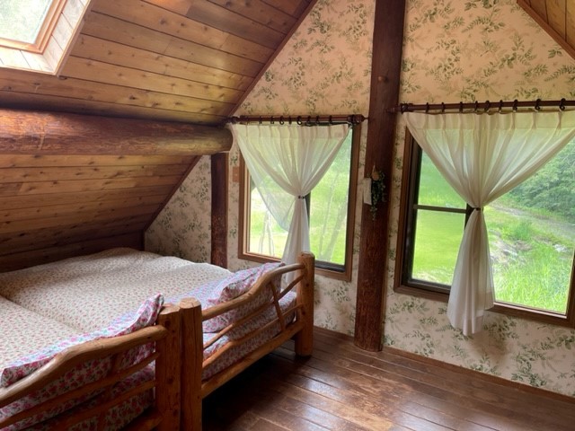 癒しの森スターヒルズ　スタンダードログハウス｜静岡県・中伊豆の間取り写真｜１階がリビング・ダイニング・キッチン・室内バスルーム・トイレ。２階が２ベッドの部屋が２つあります。広いのでベッドの周りにお布団も敷いて寝る事が出来ます。