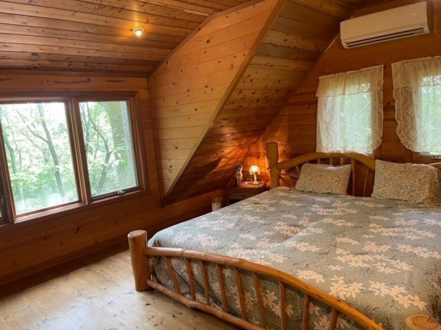 癒しの森スターヒルズ　ララの家｜静岡県・中伊豆の間取り写真｜1階には、リビング・キッチン・室内浴室・トイレを完備し、快適な滞在をサポート。2階は開放感のあるベッドルームで、ゆったりとした時間をお過ごしいただけます。