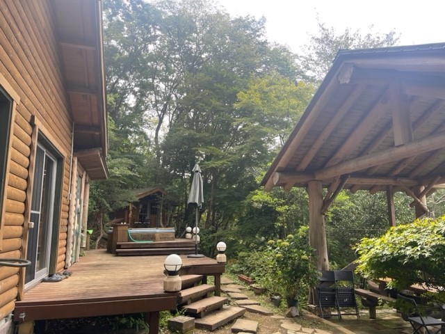 癒しの森スターヒルズ　アンの家｜静岡県・中伊豆｜広いテラスには露天風呂と奥に続く離れのお部屋