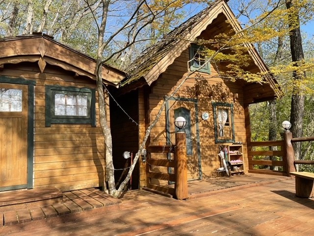 癒しの森スターヒルズ　キキの家｜静岡県・中伊豆の間取り写真｜「キキの家」は、アウトドア風のコテージで、キッチン（ロフト付き）、パウダールーム、ベッドルームの3つの棟に分かれています。広々としたテラスには専用の露天風呂、サウナ、BBQハウスが完備されており、自然の中でアウトドアを存分に楽しむことができます。高台に位置する隠れ家コテージとして、贅沢なプライベート空間とともに、心安らぐひとときを提供します。家族や友人との特別な時間を、キキの家でお過ごしください。