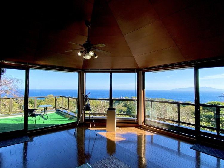 静岡県 伊豆高原のコテージ｜絶景一棟貸し　IZU GRAN DEUR 510　(伊豆グランドール510)の写真：リビング