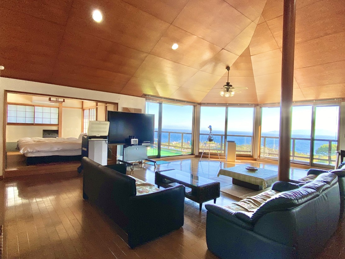 絶景一棟貸し　IZU GRAN DEUR 510　(伊豆グランドール510)｜静岡県・伊豆高原｜LDにはエンターテイメントを用意しました　カラオケ、シアター（プロジェクター）、Wi-Fi