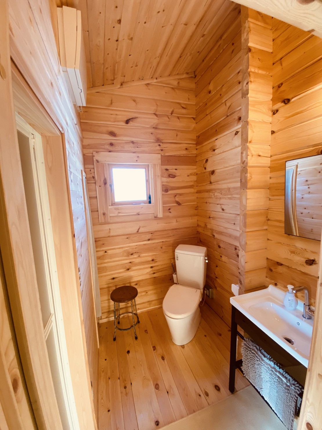 森のログハウスSEN｜群馬県・北軽井沢・嬬恋・万座｜洗面・トイレ・脱衣スペース