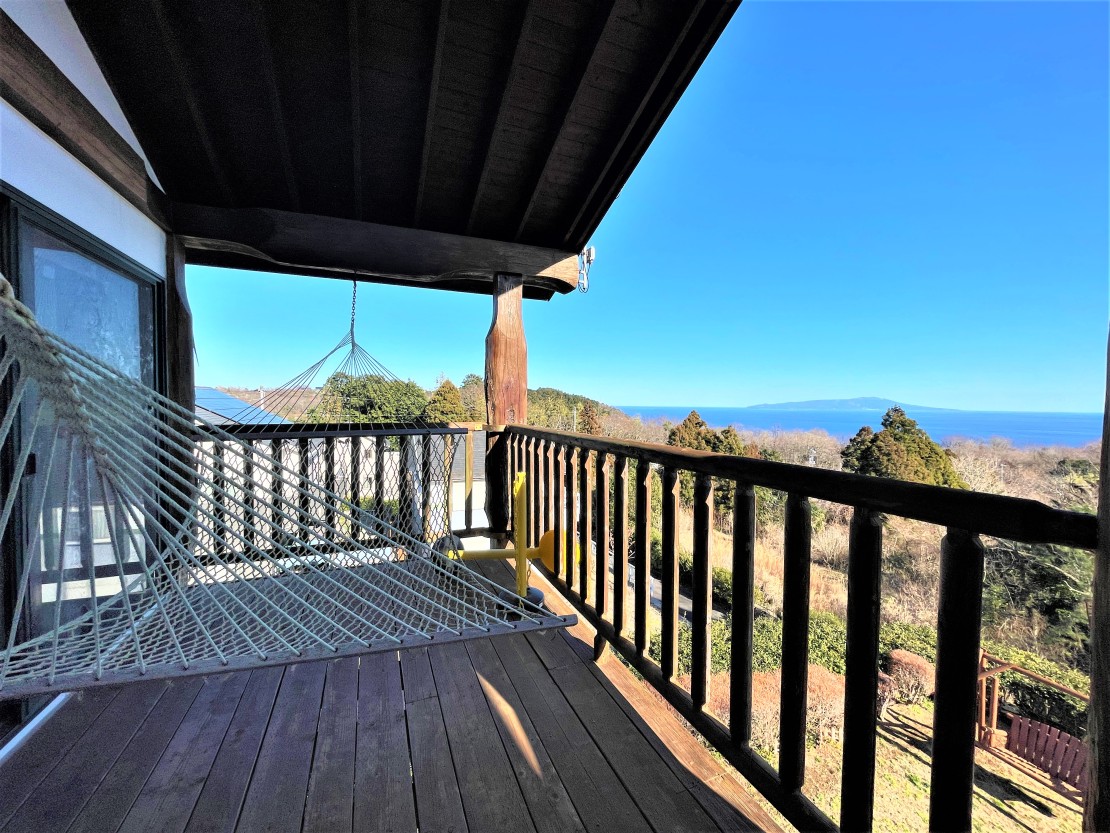 エイトワン伊豆高原｜静岡県・伊豆高原｜２階のバルコニーのハンモック