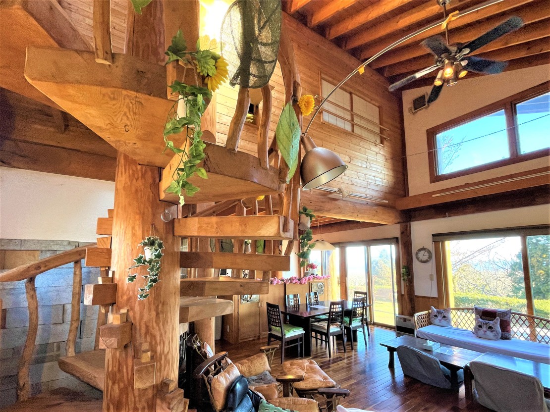 エイトワン伊豆高原｜静岡県・伊豆高原｜吹抜けで開放的なリビングダイニング