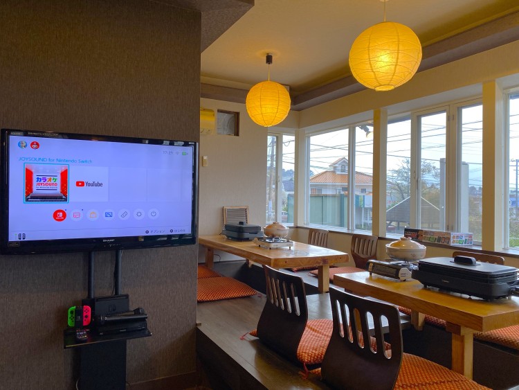 静岡県 伊豆高原のコテージ｜泊まれる居酒屋バルの写真：お座敷&カラオケ