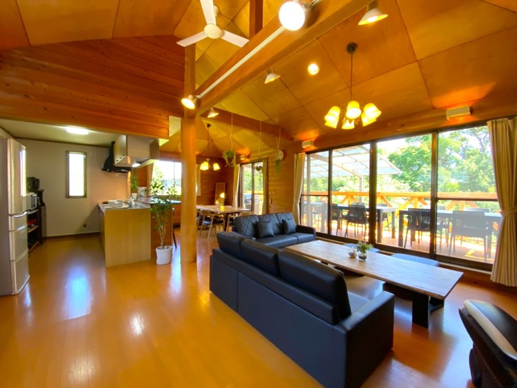 静岡県 熱海のコテージ｜熱海セレナの写真：リビングダイニング＆BBQテラス