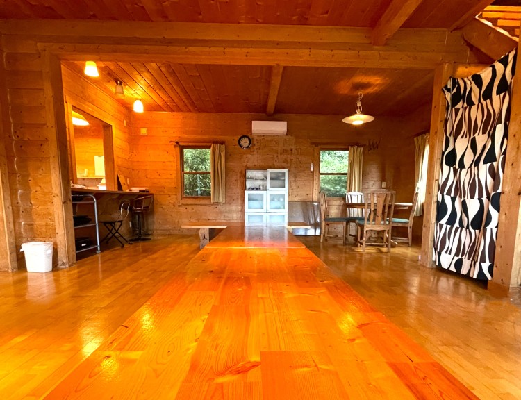 静岡県 熱海のコテージ｜オーシャンビューログハウス　ハートウッド熱海邸の写真：リビングダイニング